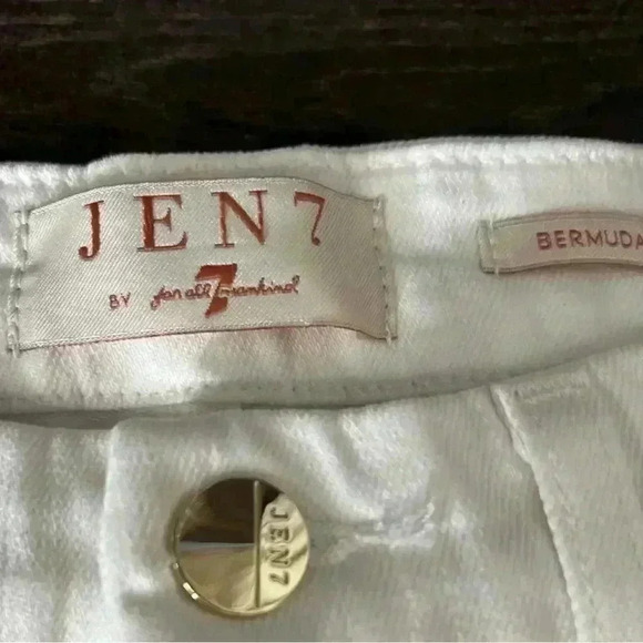 Jen7 Sculpting Bermuda Jean Shorts in White with Gold Buckle. Size 0. NWT! - Picture 10 of 16